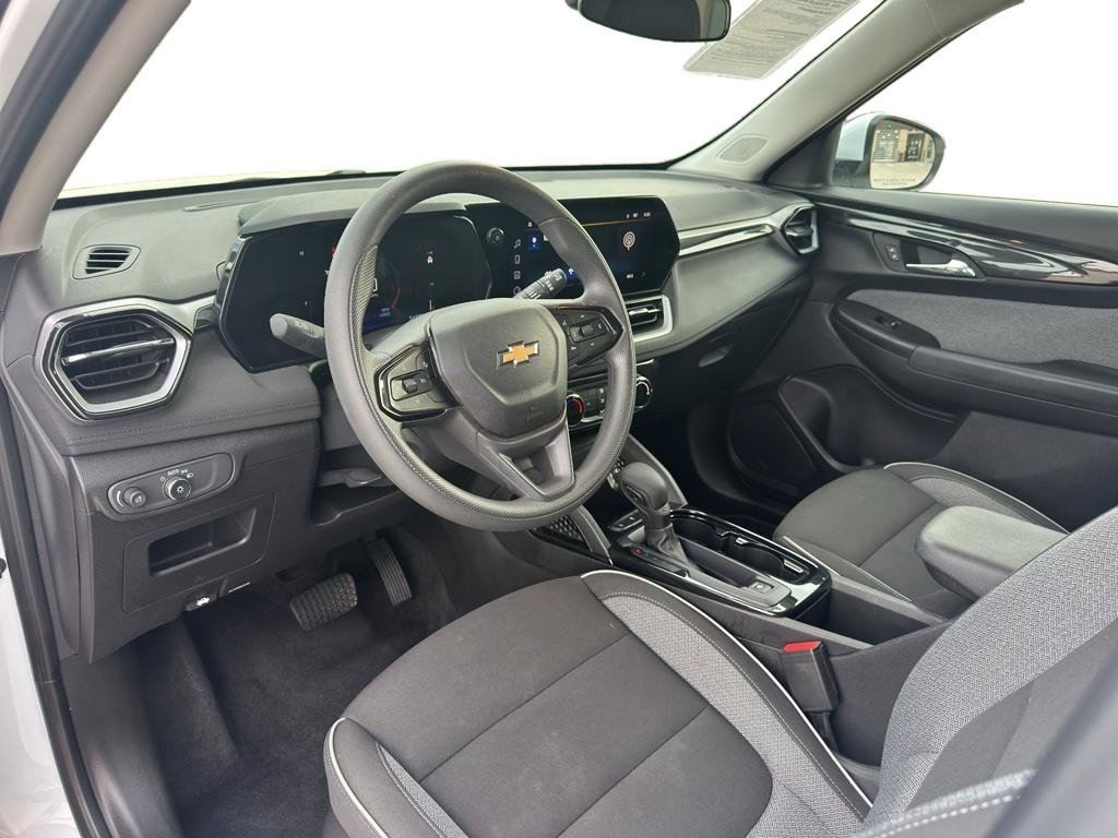Used 2025 Chevrolet TrailBlazer LT FWD image 2