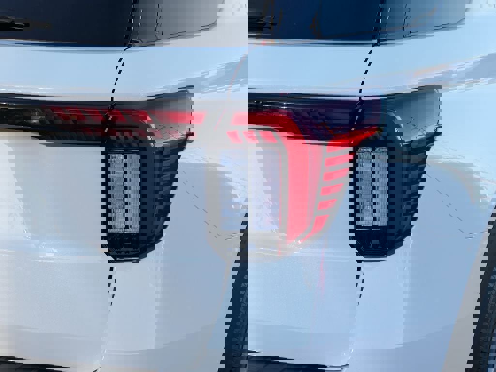 Used 2025 Ford Explorer Active w/ Active Comfort Package image 5