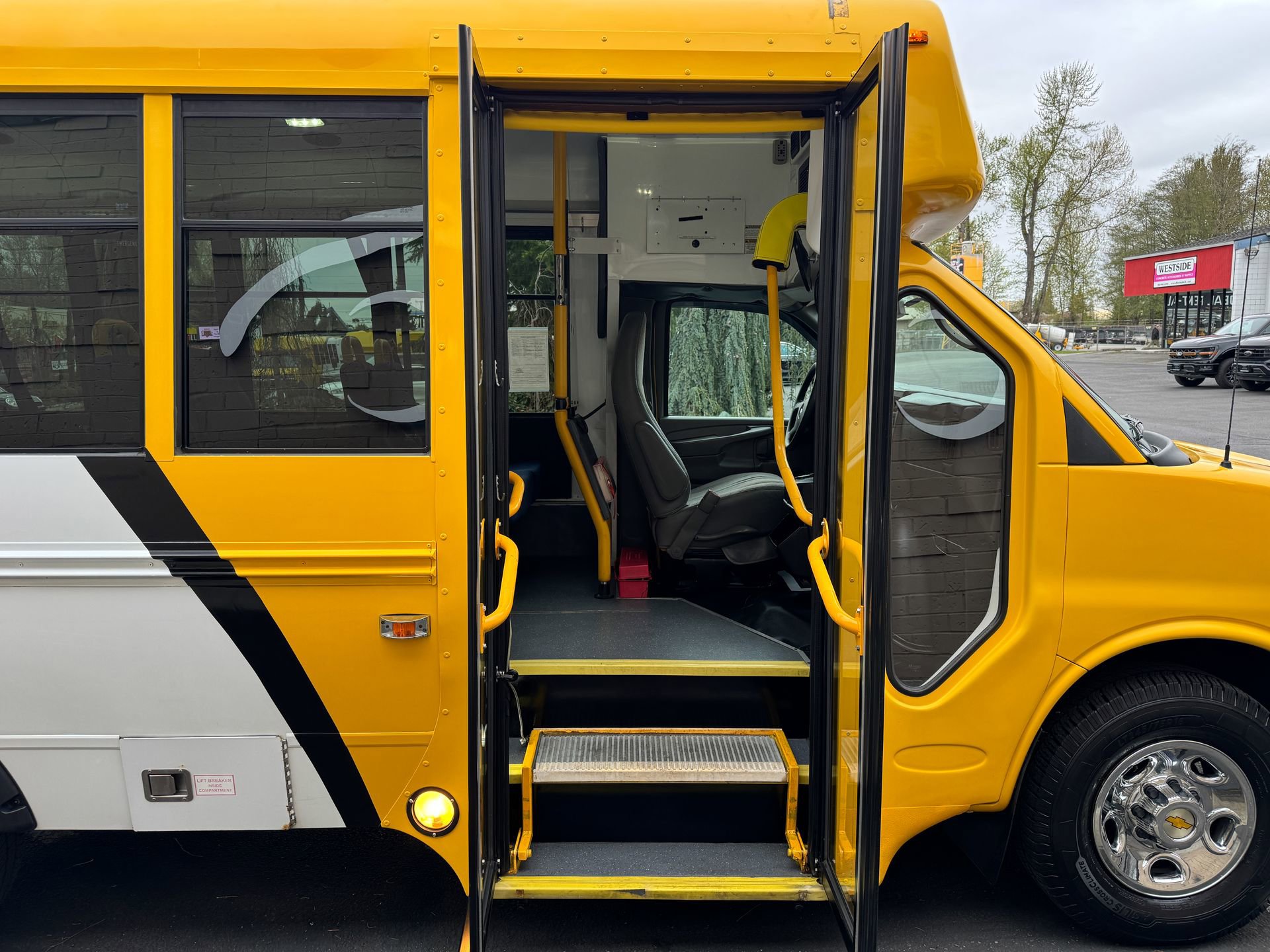 Used 2014 Chevrolet Express 3500 RWD image 25