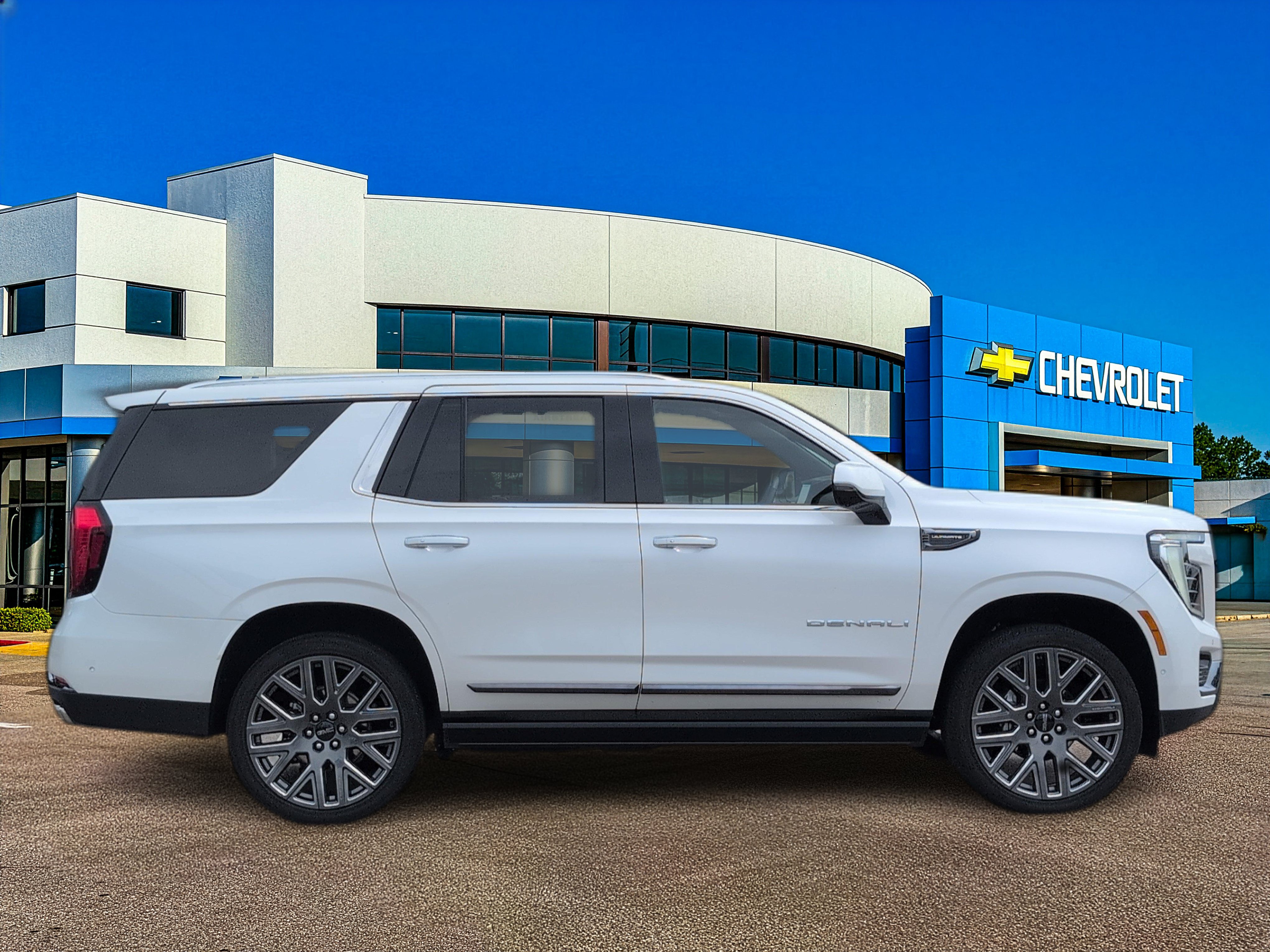 Used 2025 GMC Yukon Denali Ultimate w/ LPO, Floor Liner Package AWD/4WD image 8