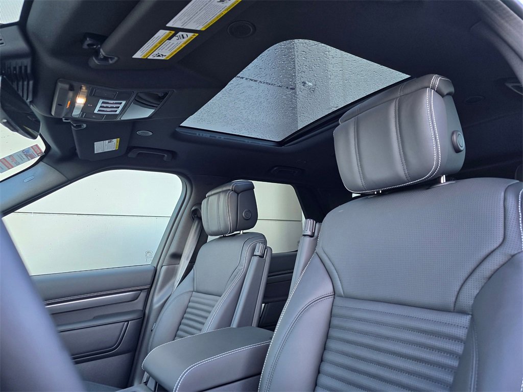 New 2025 Land Rover Discovery Metropolitan Edition image 23
