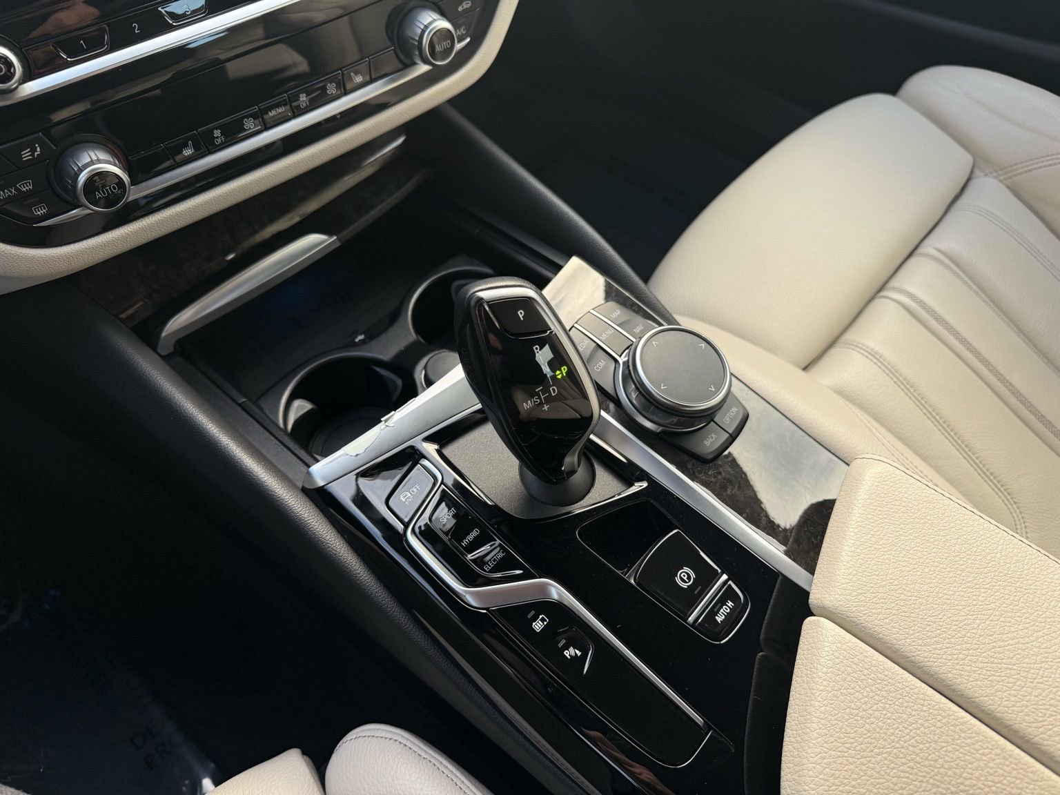 Used 2023 BMW 530e w/ Convenience Package image 18