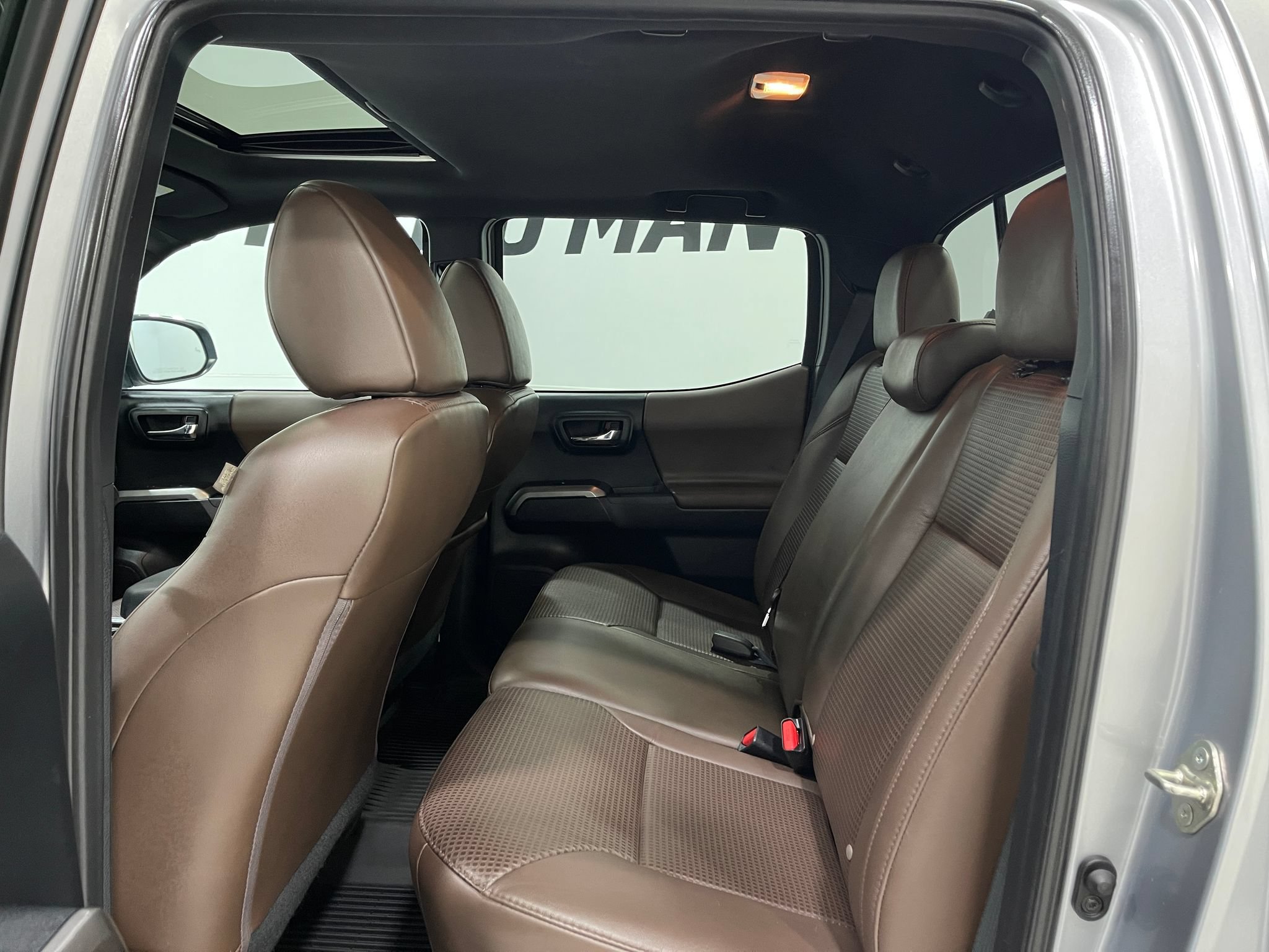 Used 2017 Toyota Tacoma Limited w/ Tow Package AWD/4WD image 29
