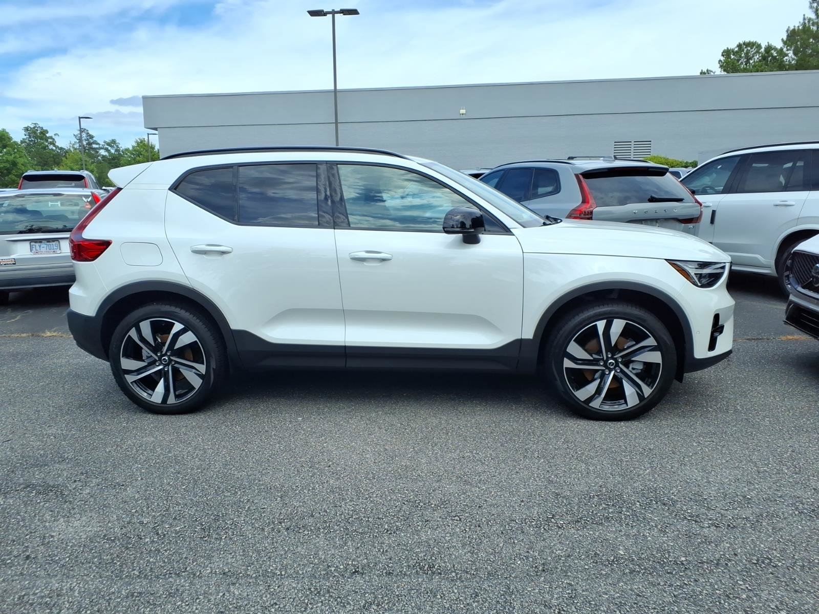 Used 2025 Volvo XC40 B5 Ultra AWD/4WD image 2