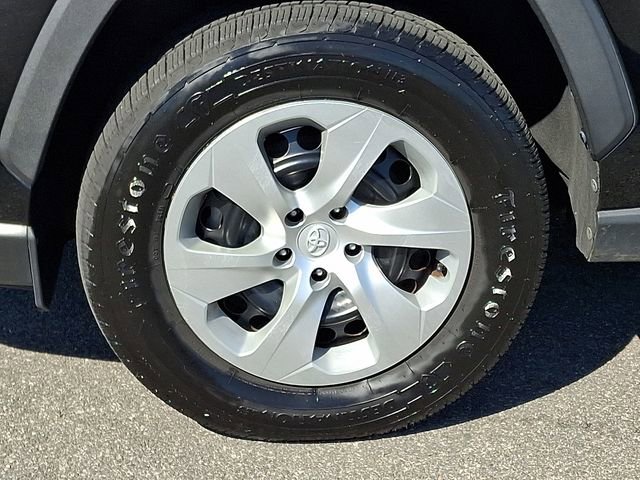 Used 2022 Toyota RAV4 LE image 8