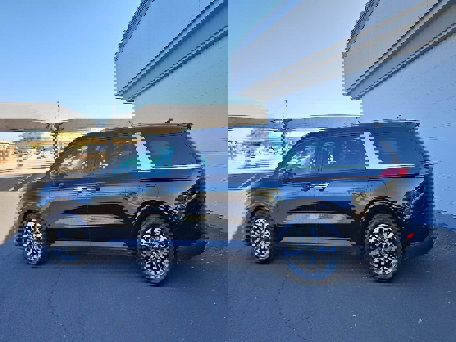 Used 2024 Kia Carnival EX image 2