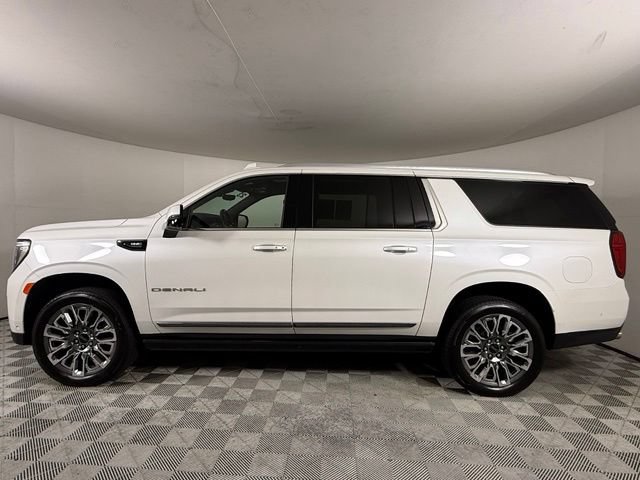 Used 2023 GMC Yukon XL Denali Ultimate w/ LPO, Floor Liner Package AWD/4WD image 3