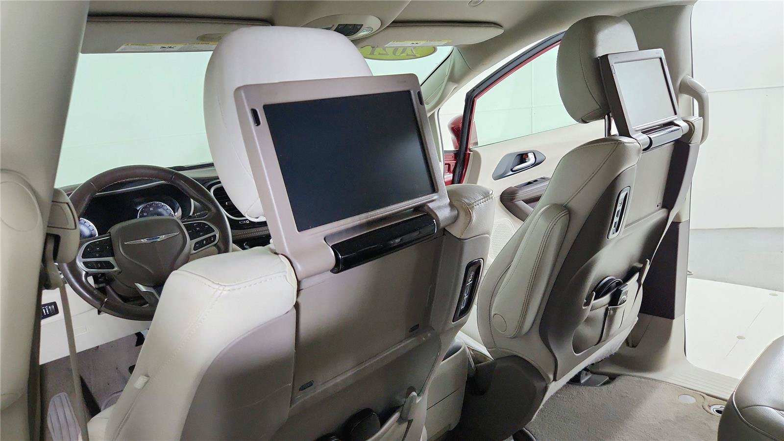 Used 2021 Chrysler Pacifica Touring-L w/ Uconnect Theater Family Group FWD image 15