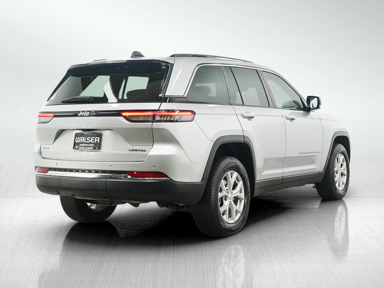 Used 2023 Jeep Grand Cherokee Limited AWD/4WD image 5