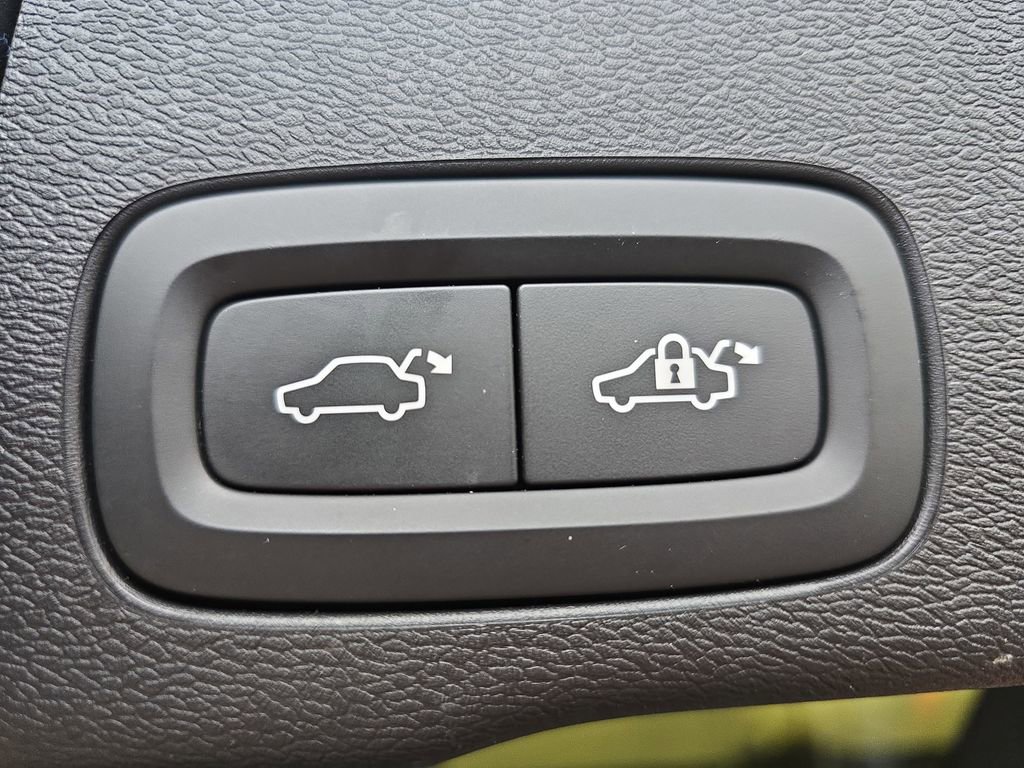 Used 2022 Volvo XC60 T8 Inscription w/ Advanced Package image 16