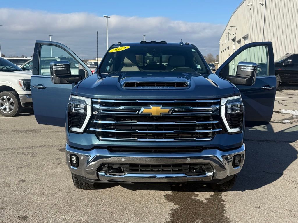 Used 2024 Chevrolet Silverado 2500 LTZ w/ LTZ Plus Package image 39
