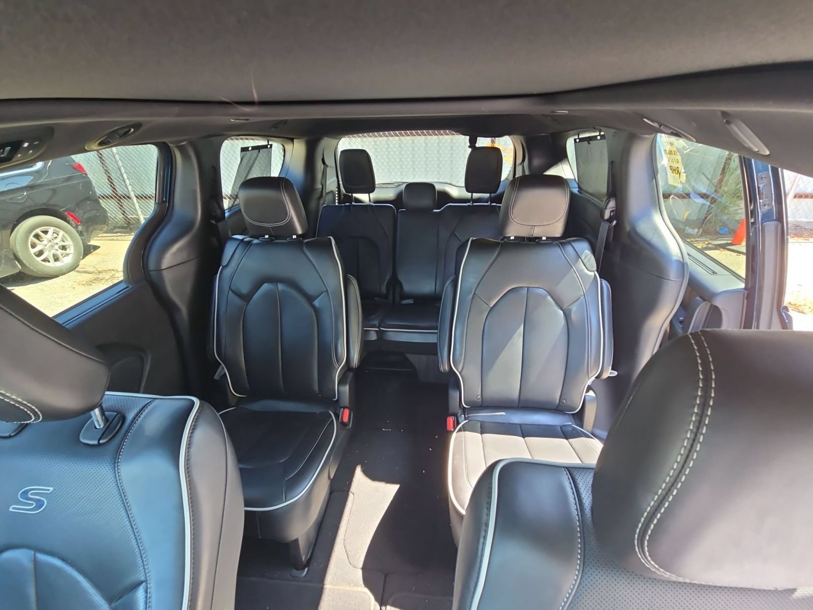 Used 2025 Chrysler Pacifica Limited FWD image 16
