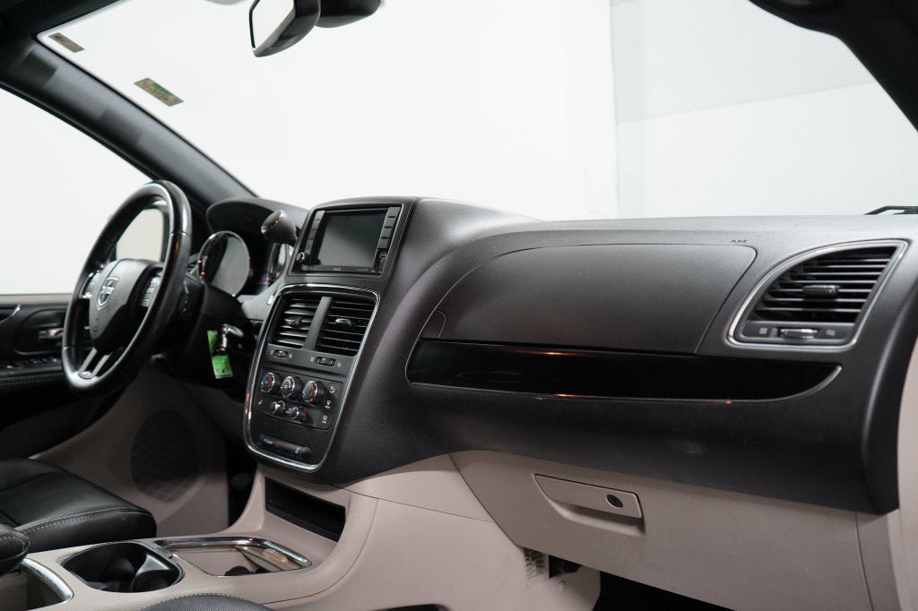 Used 2019 Dodge Grand Caravan SXT FWD image 22