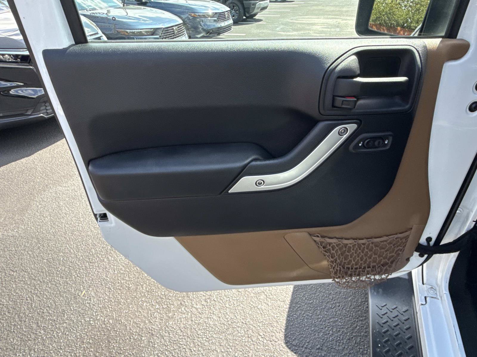 Used 2016 Jeep Wrangler Unlimited Sahara w/ Connectivity Group AWD/4WD image 16