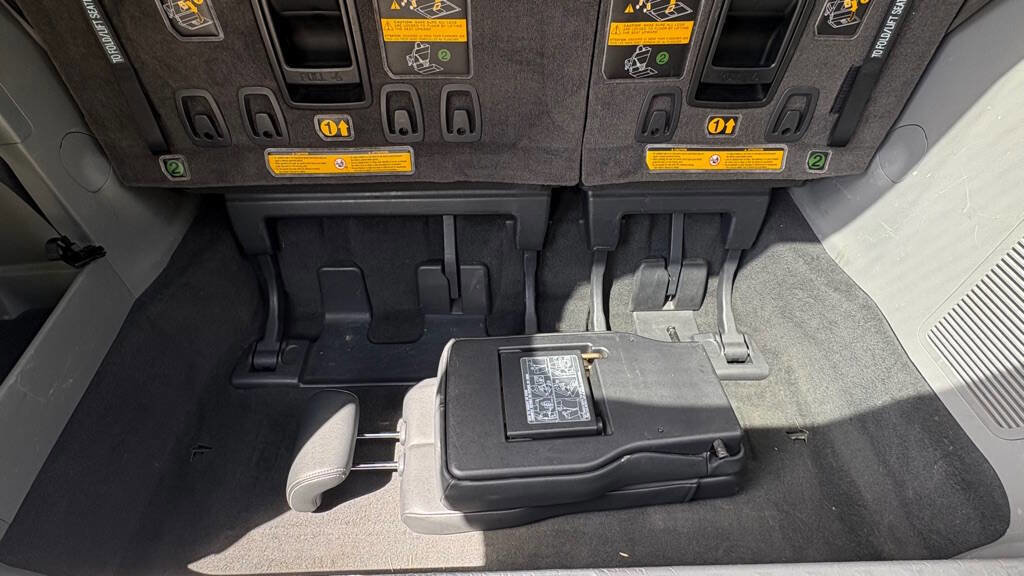 Used 2011 Toyota Sienna SE image 18