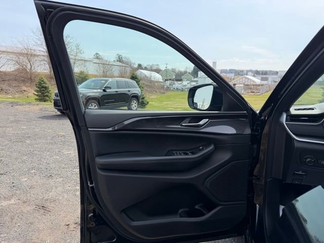 Used 2023 Jeep Grand Cherokee Altitude image 14