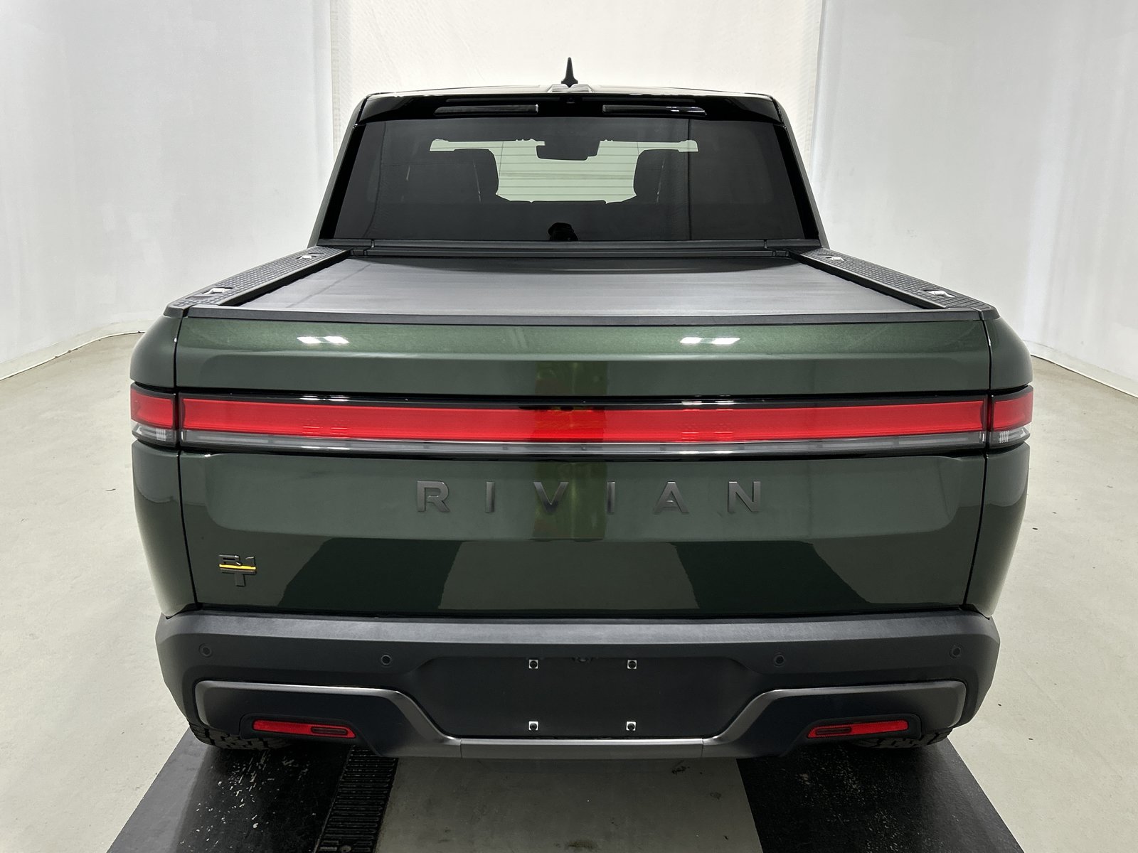 Used 2025 Rivian R1T Premium AWD/4WD image 4