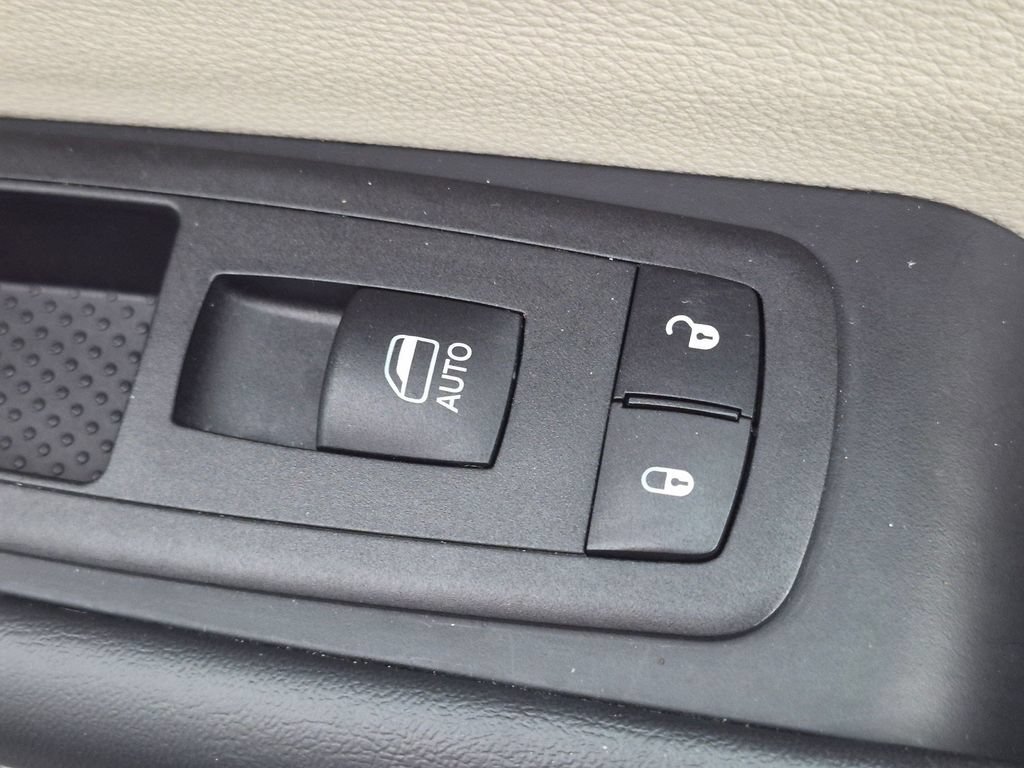 Used 2024 Chrysler Pacifica Touring-L FWD image 34