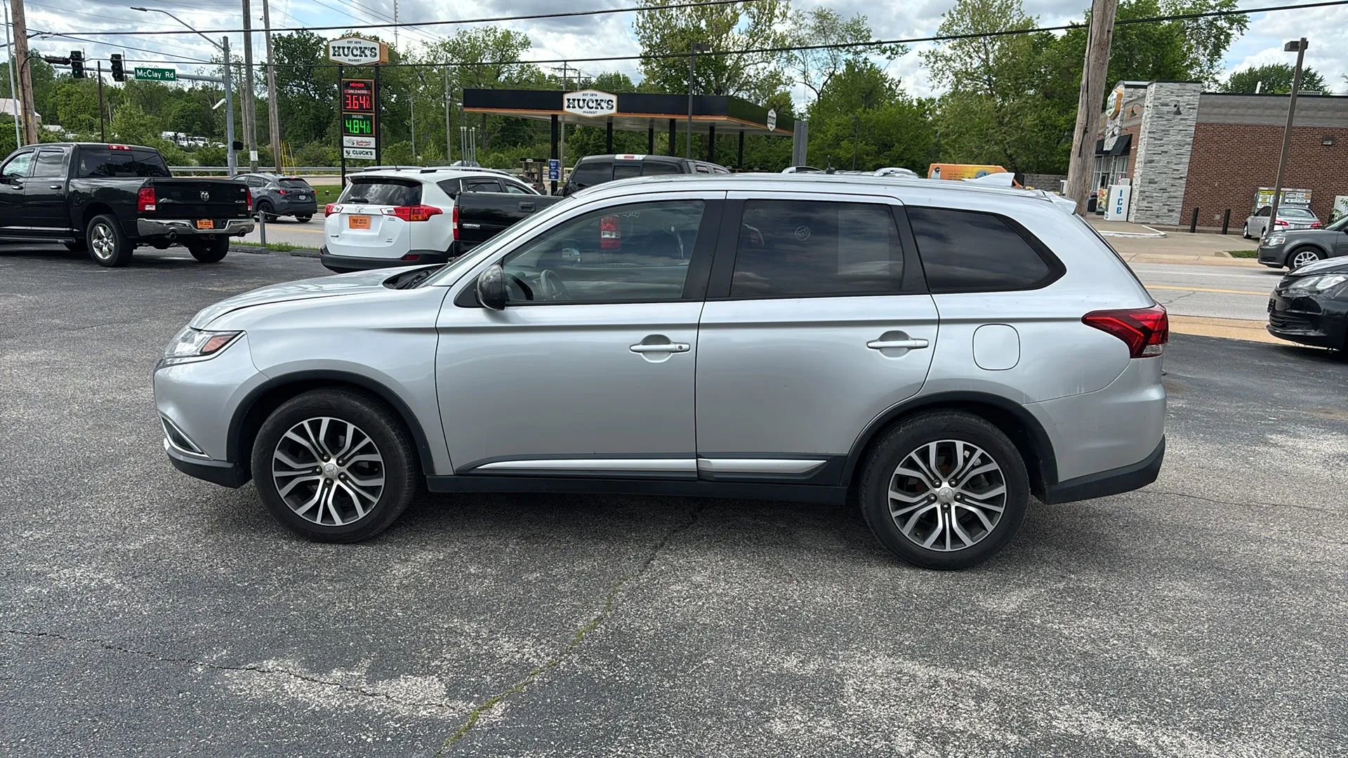 Used 2018 Mitsubishi Outlander ES FWD image 2