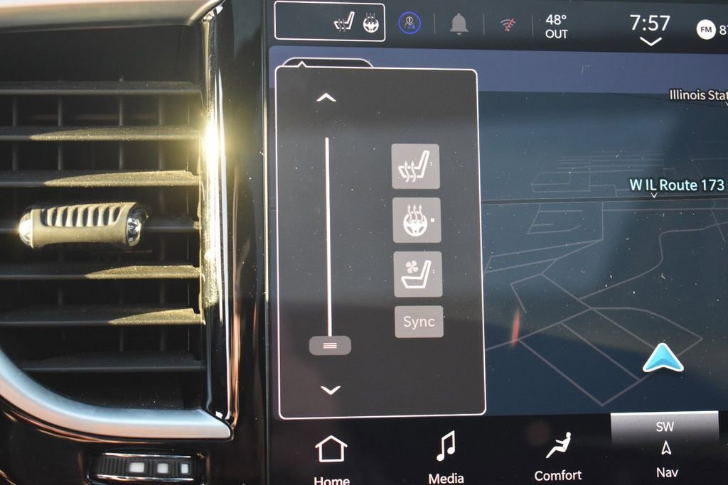 Used 2025 Chrysler Pacifica Limited FWD image 40