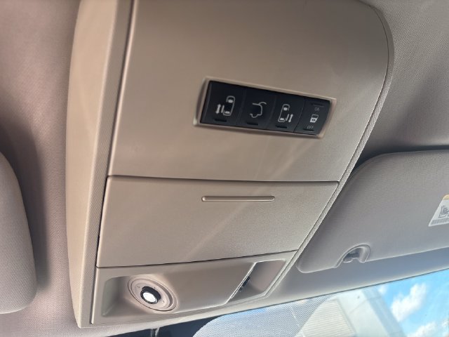 Used 2016 Chrysler Town & Country Limited FWD image 32