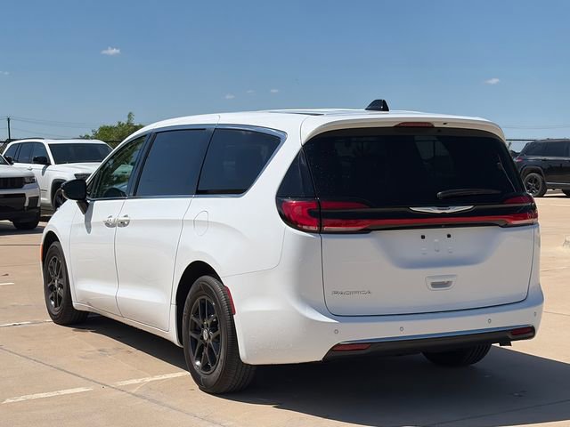 Used 2024 Chrysler Pacifica Touring-L image 7