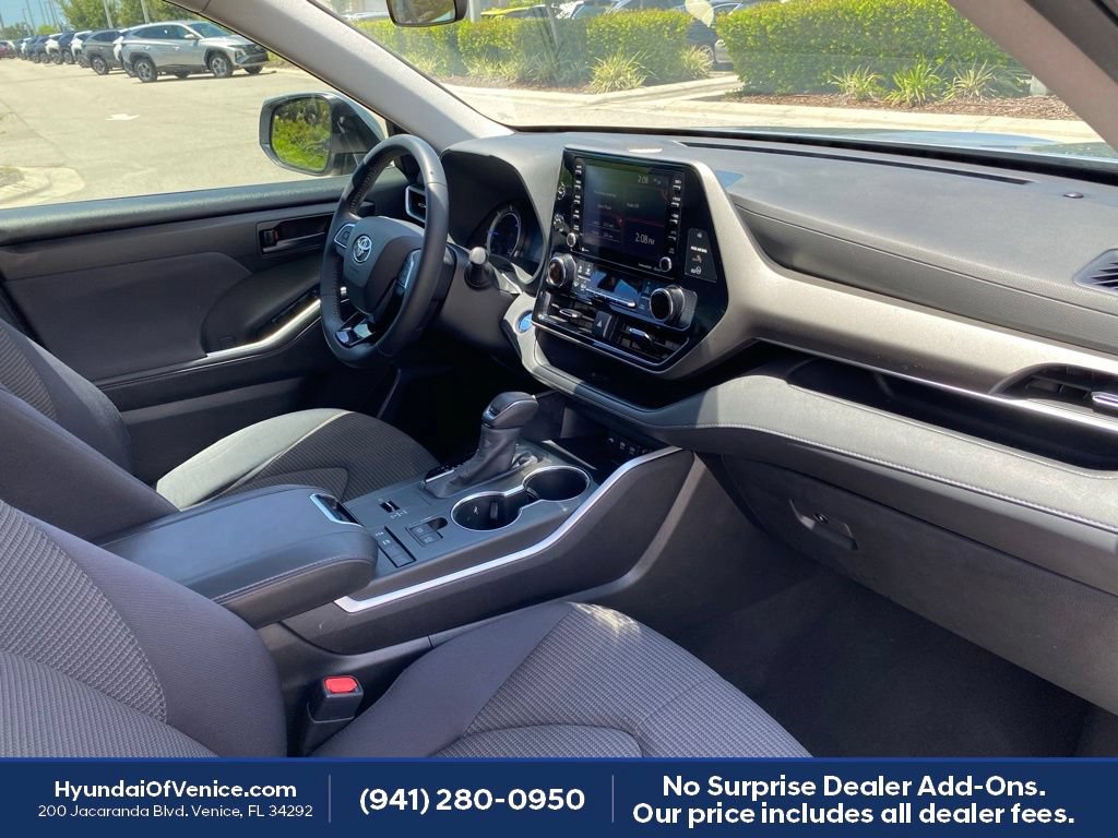 Used 2020 Toyota Highlander LE FWD image 16