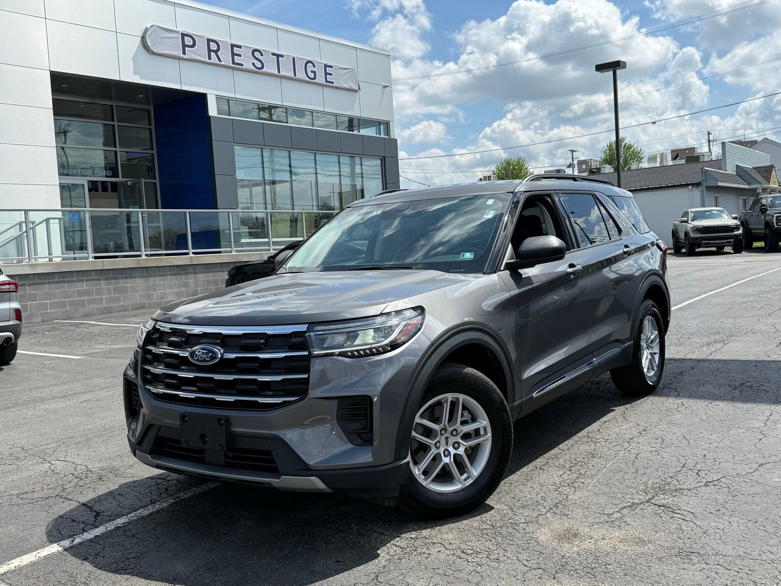 Used 2025 Ford Explorer Active AWD/4WD image 1