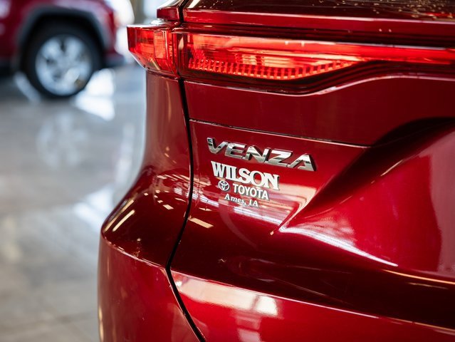 Used 2022 Toyota Venza XLE image 7