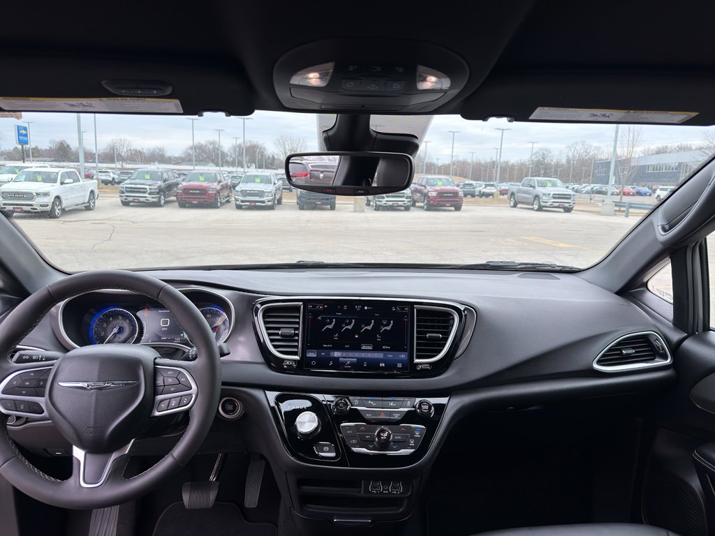 Used 2025 Chrysler Pacifica Select image 28