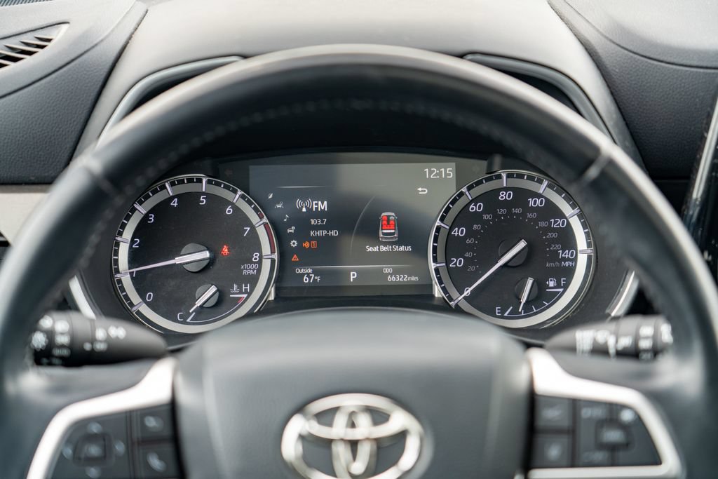 Used 2022 Toyota Highlander XLE AWD/4WD image 17