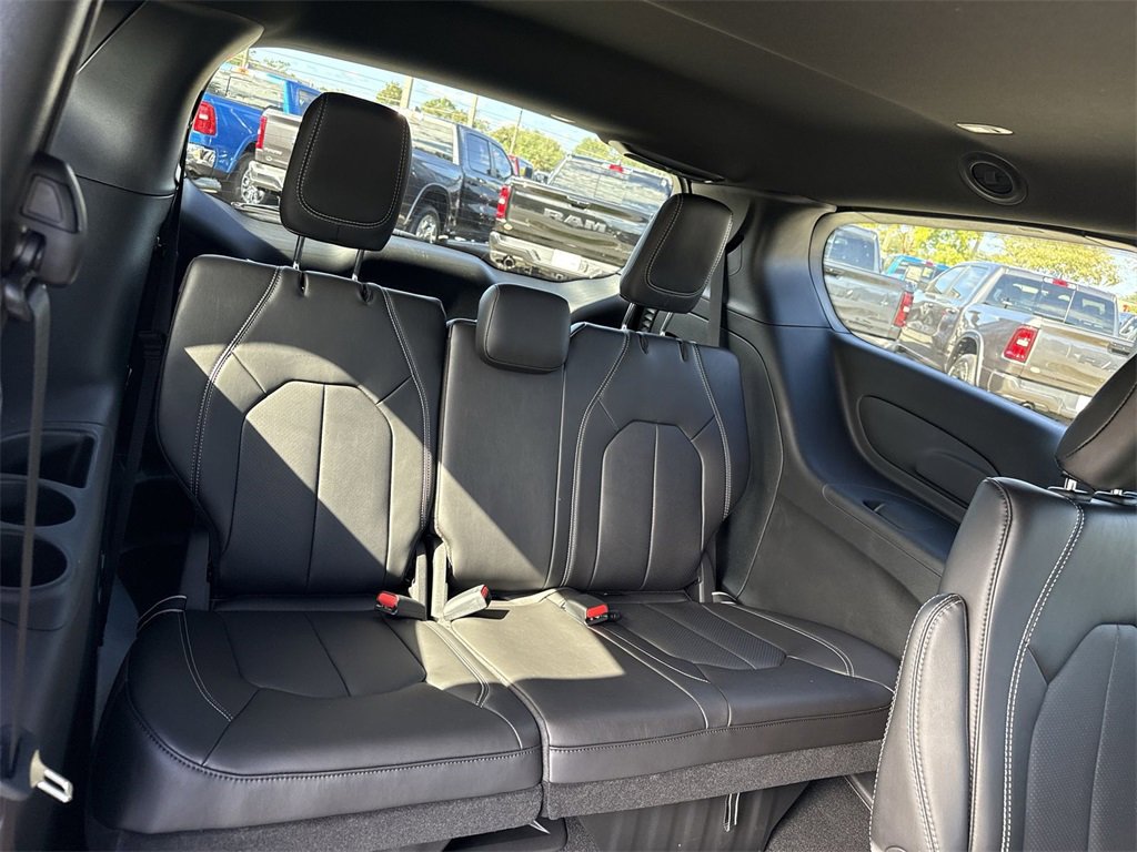 New 2026 Chrysler Pacifica Select image 24