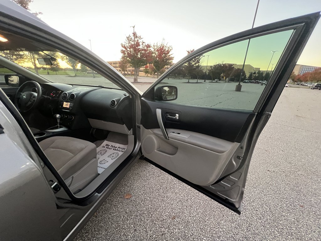 Used 2014 Nissan Rogue S w/ Convenience Package AWD/4WD image 9