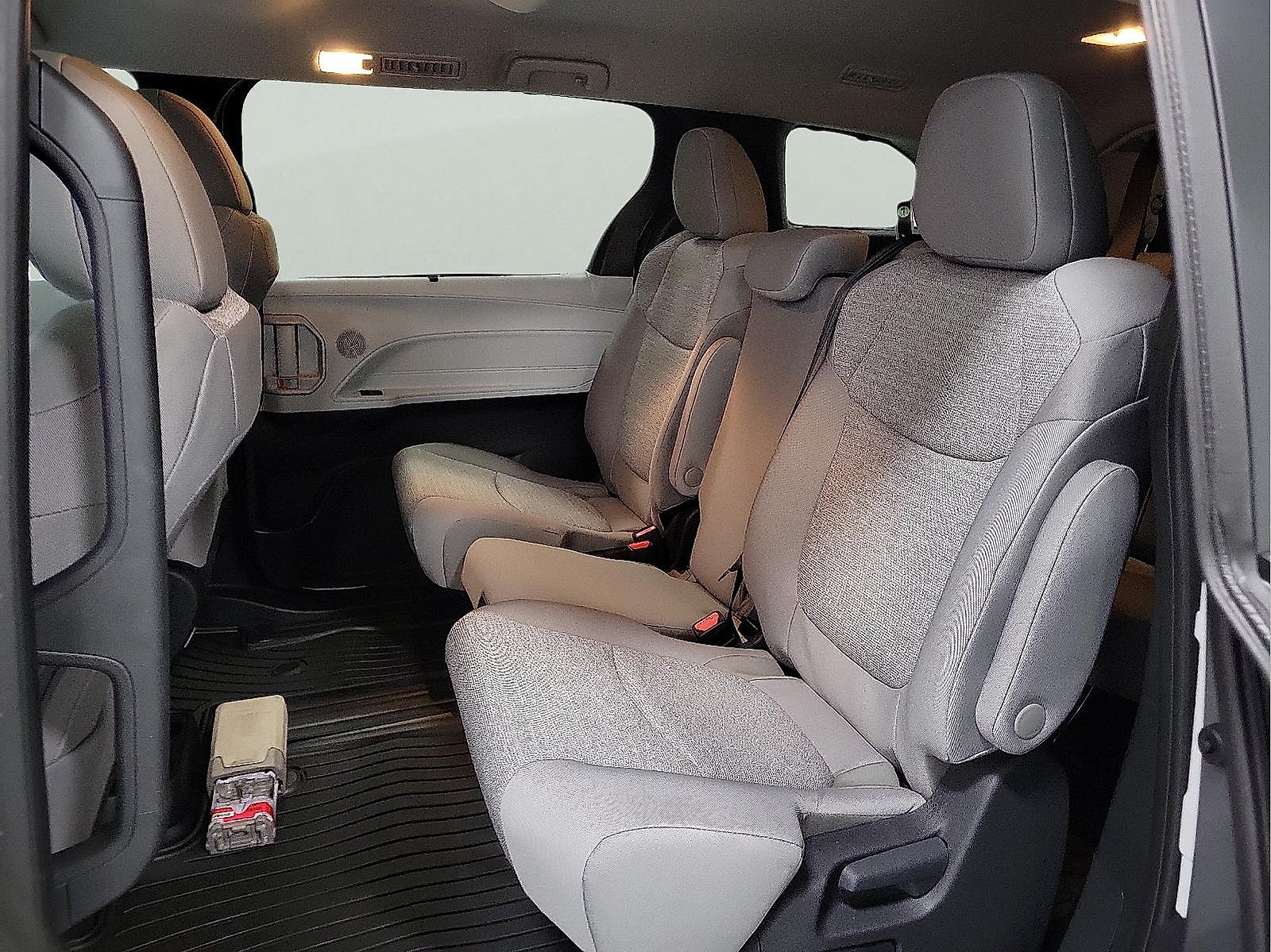 Used 2026 Toyota Sienna LE FWD image 9