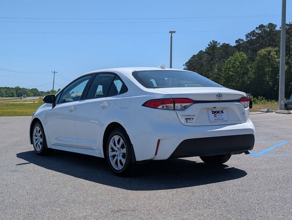 Used 2025 Toyota Corolla LE image 3
