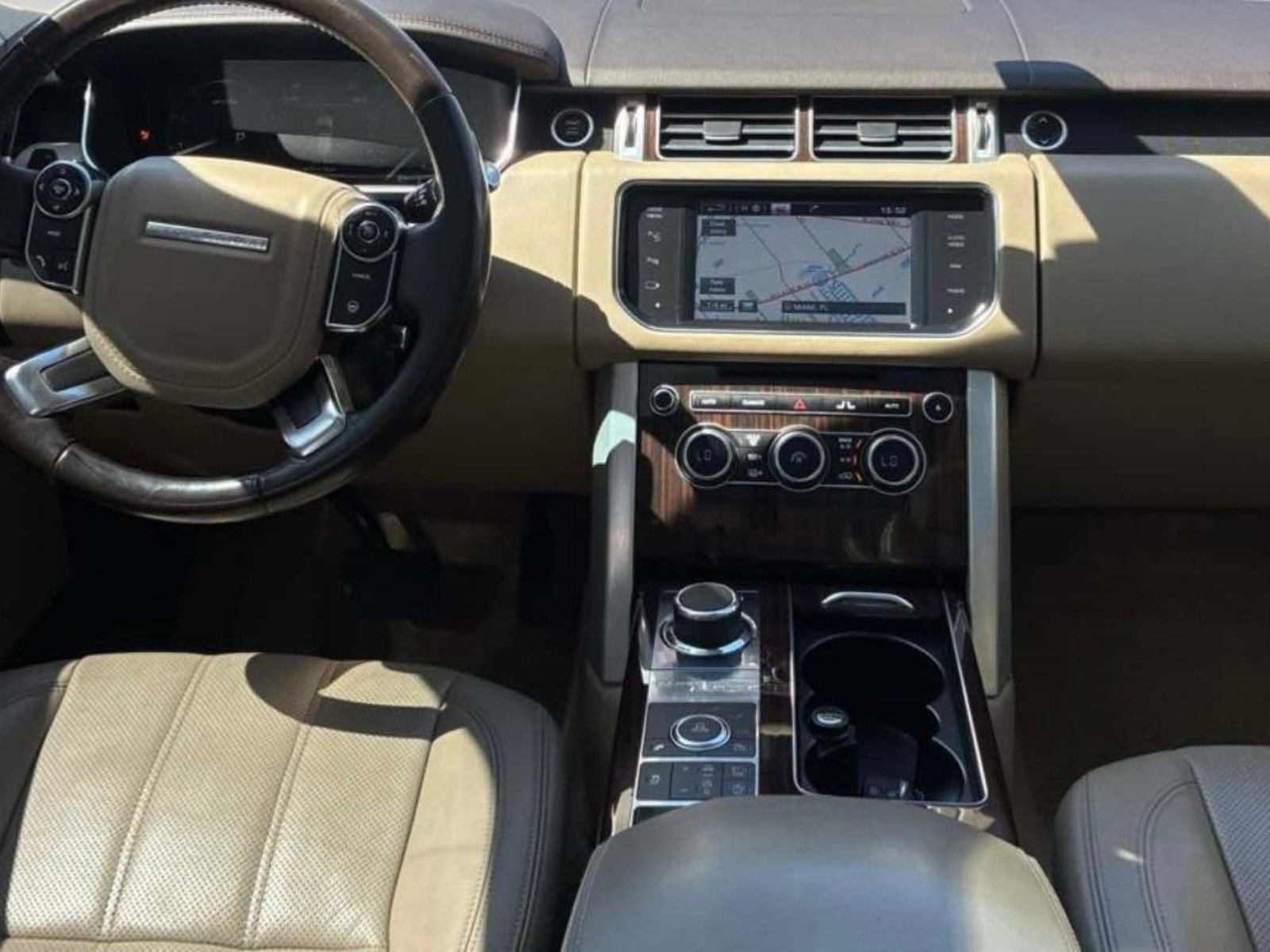 Used 2015 Land Rover Range Rover HSE image 4