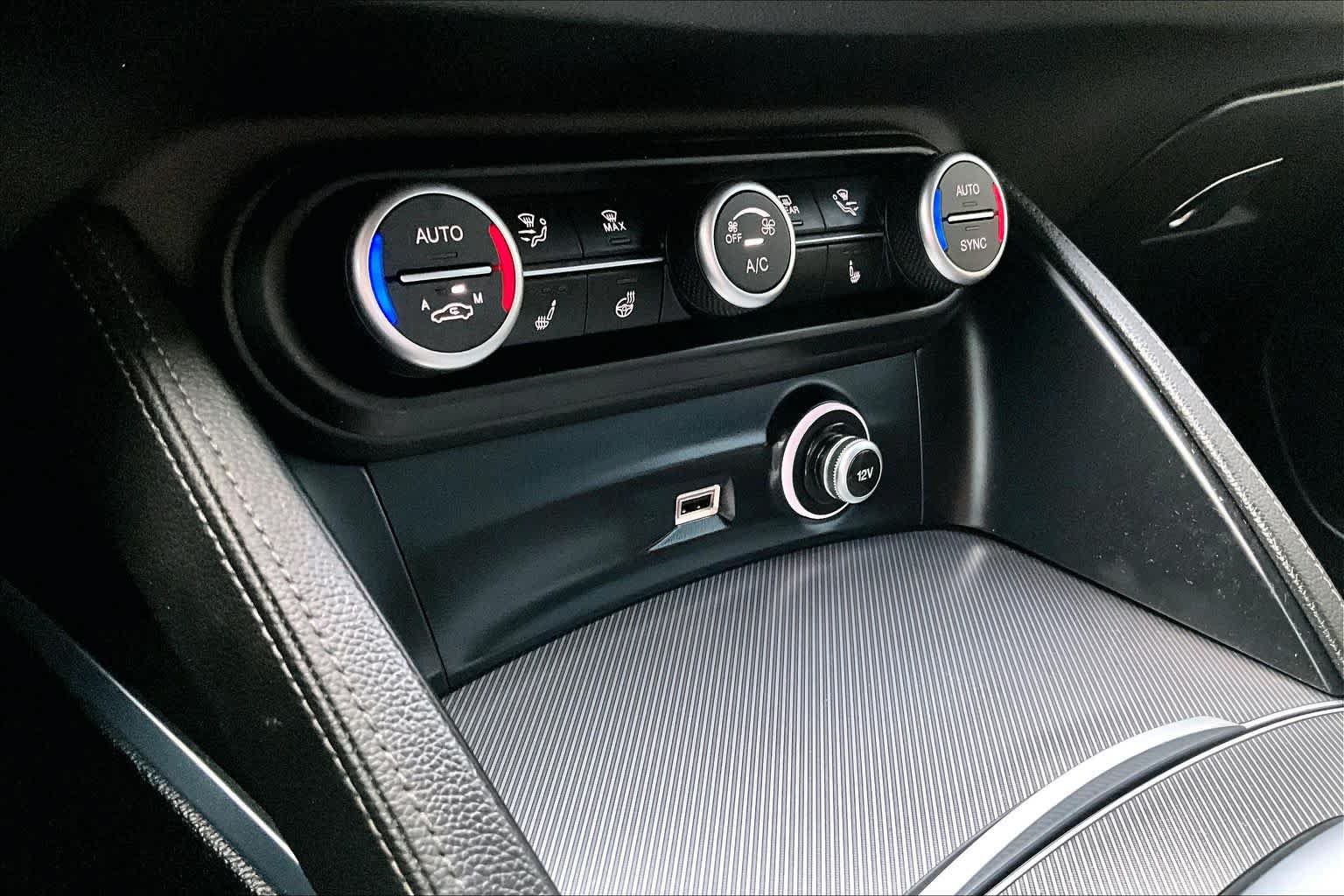 Used 2022 Alfa Romeo Stelvio Veloce AWD/4WD image 35