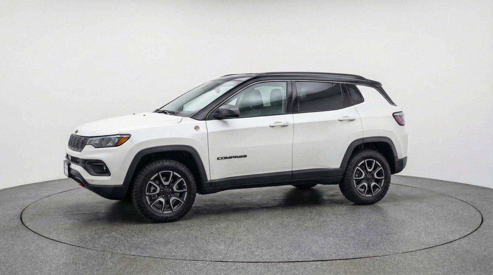 Used 2025 Jeep Compass Trailhawk AWD/4WD image 3