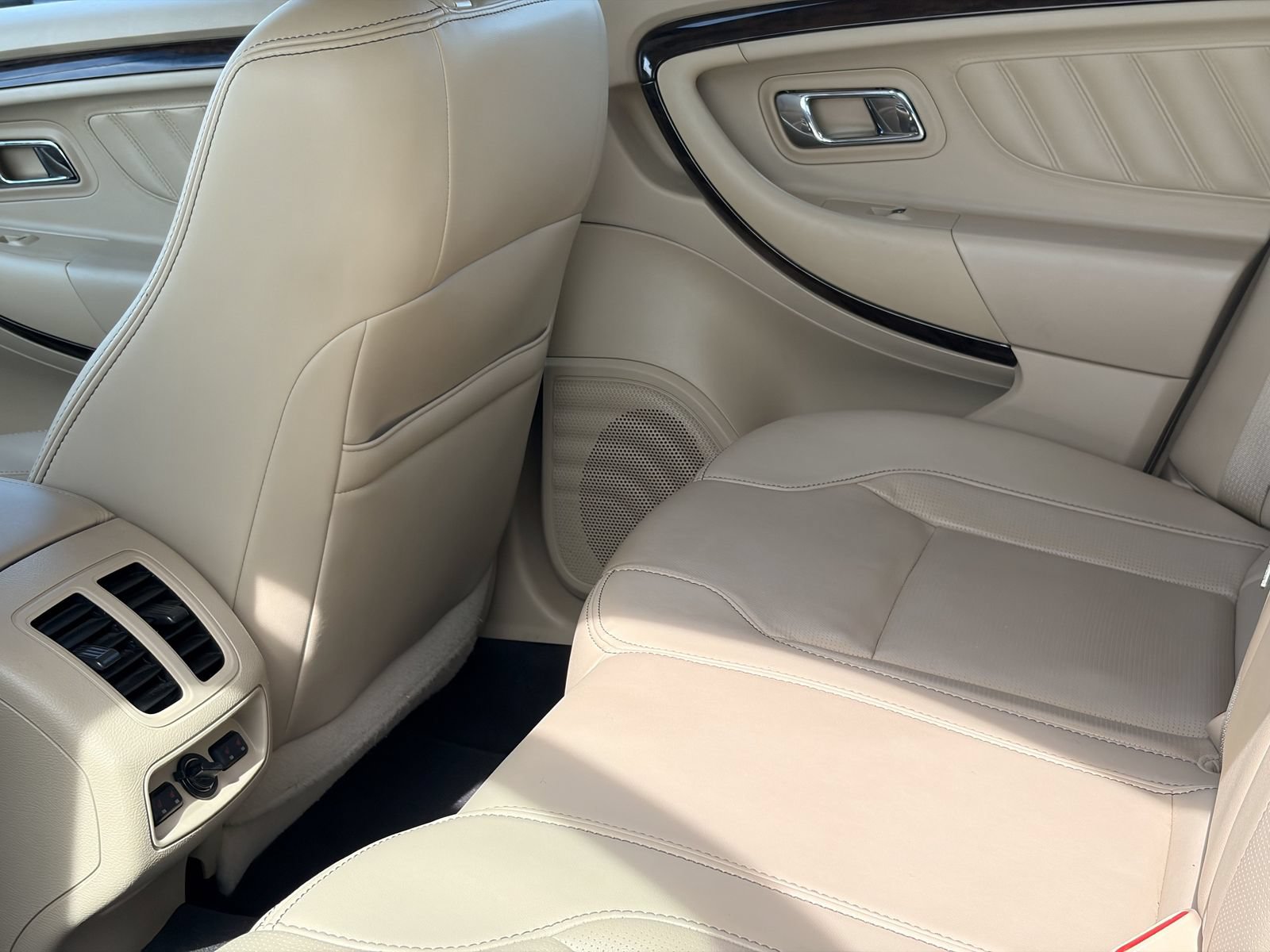 Used 2019 Ford Taurus Limited FWD image 18