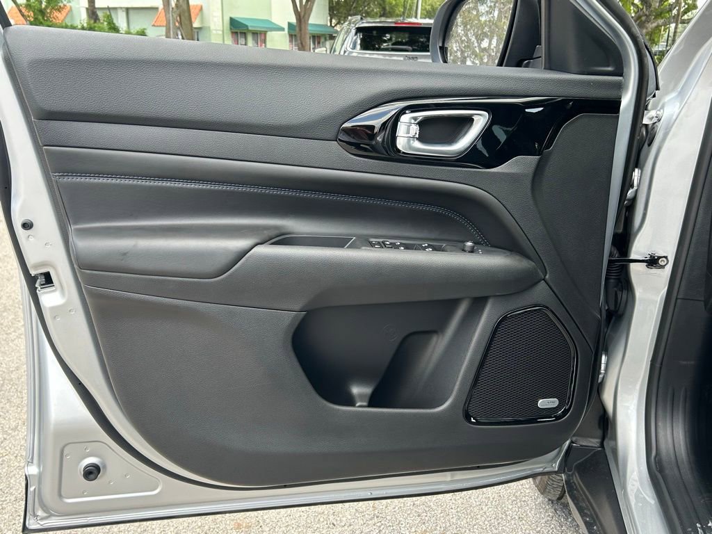 New 2025 Jeep Compass Latitude w/ Sun & Sound Group AWD/4WD image 23