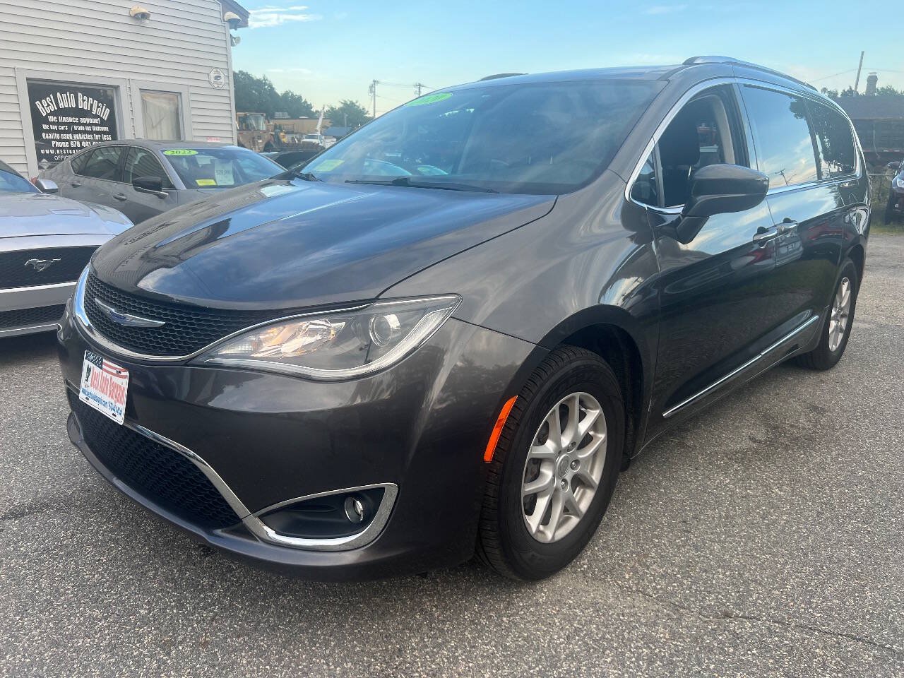 Used 2020 Chrysler Pacifica Touring-L FWD image 3