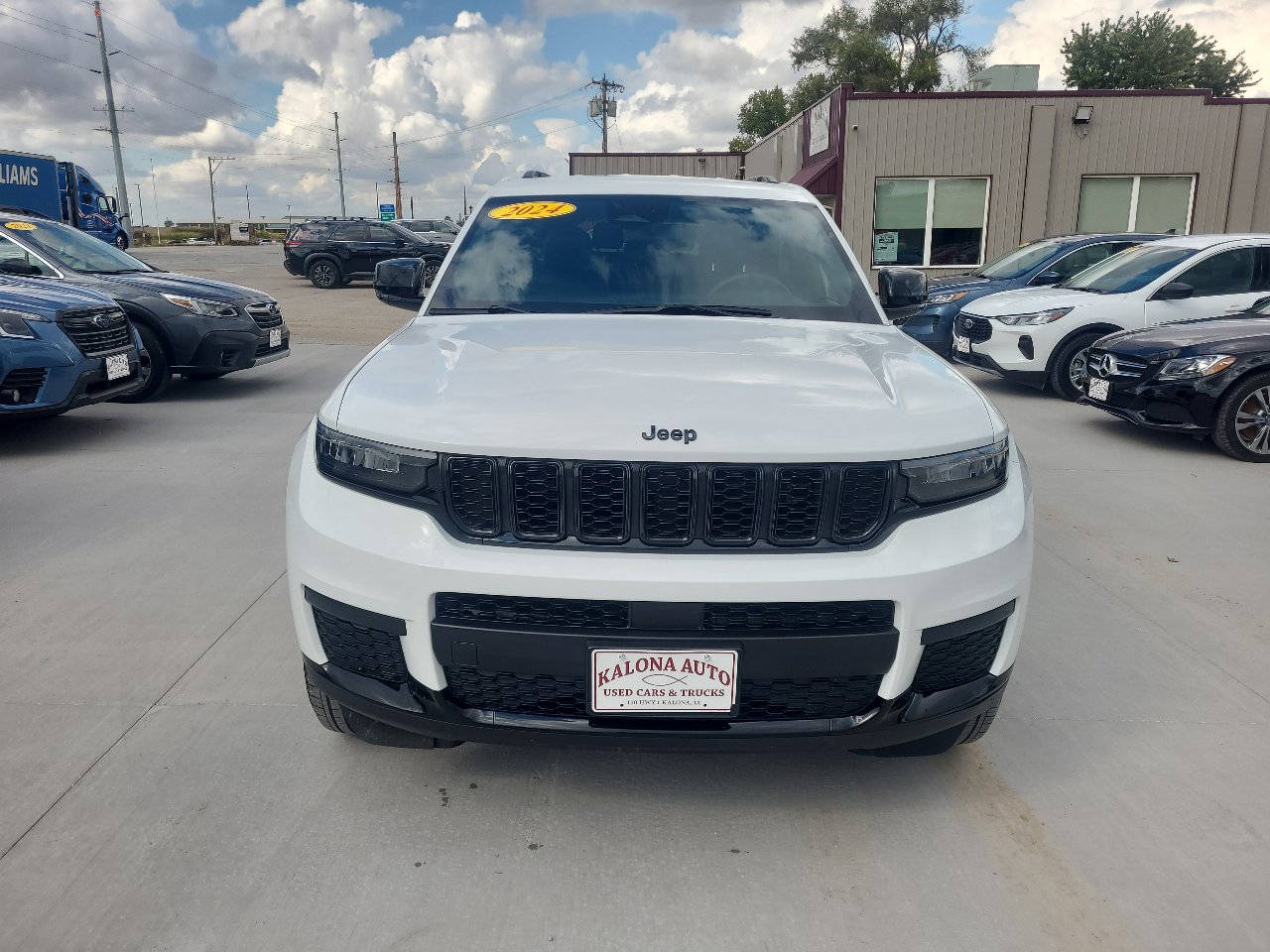 Used 2024 Jeep Grand Cherokee L Laredo image 3