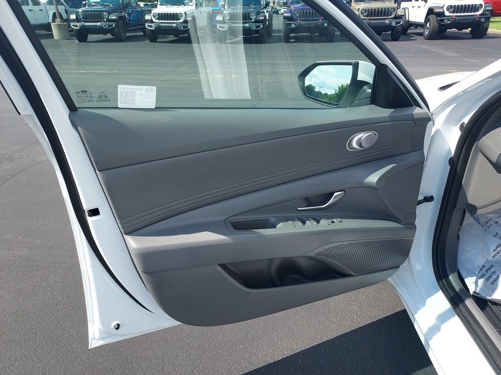 Used 2025 Hyundai Elantra SEL FWD image 12