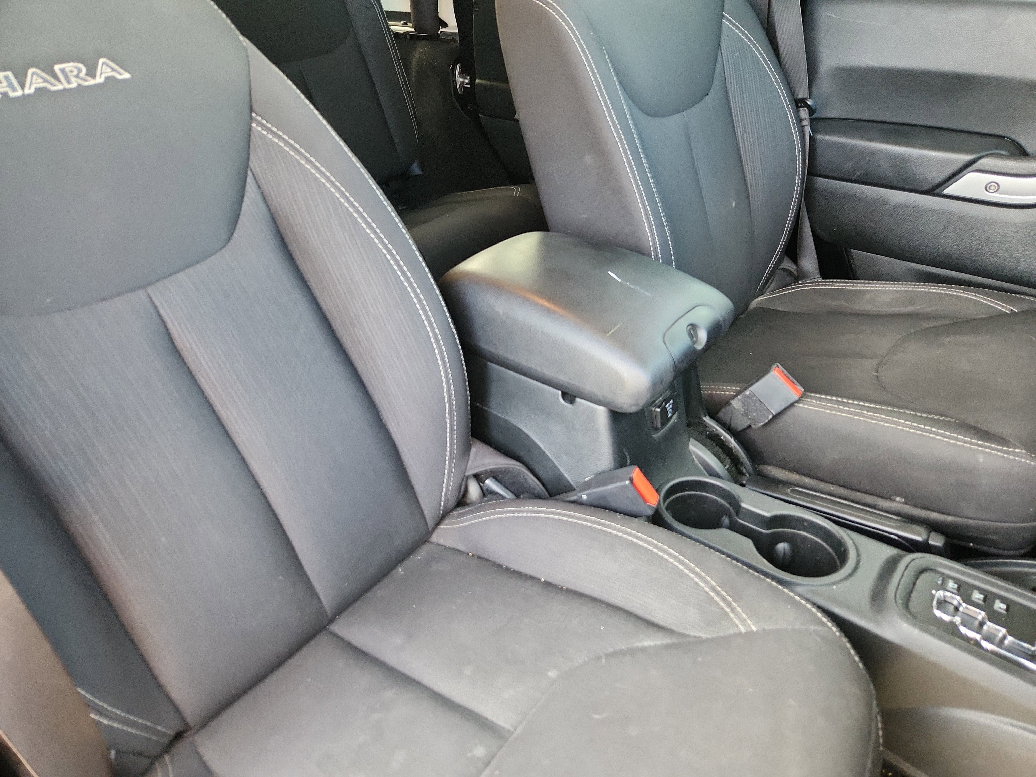 Used 2018 Jeep Wrangler Unlimited Sahara w/ Connectivity Group image 8