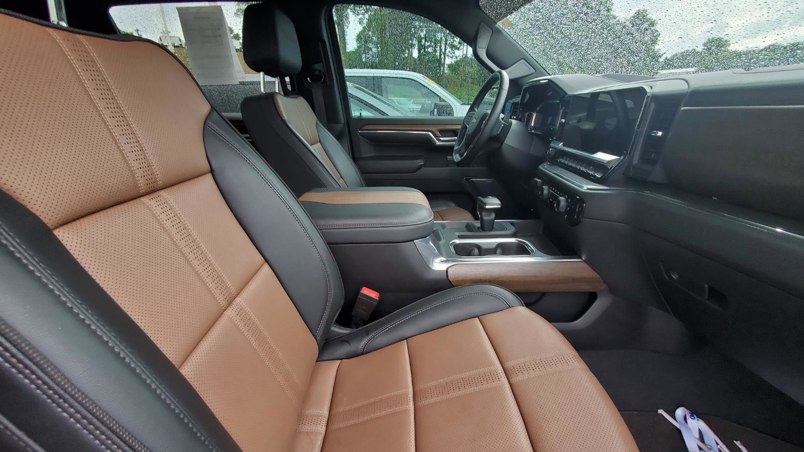 Used 2023 Chevrolet Silverado 1500 High Country w/ Technology Package AWD/4WD image 4
