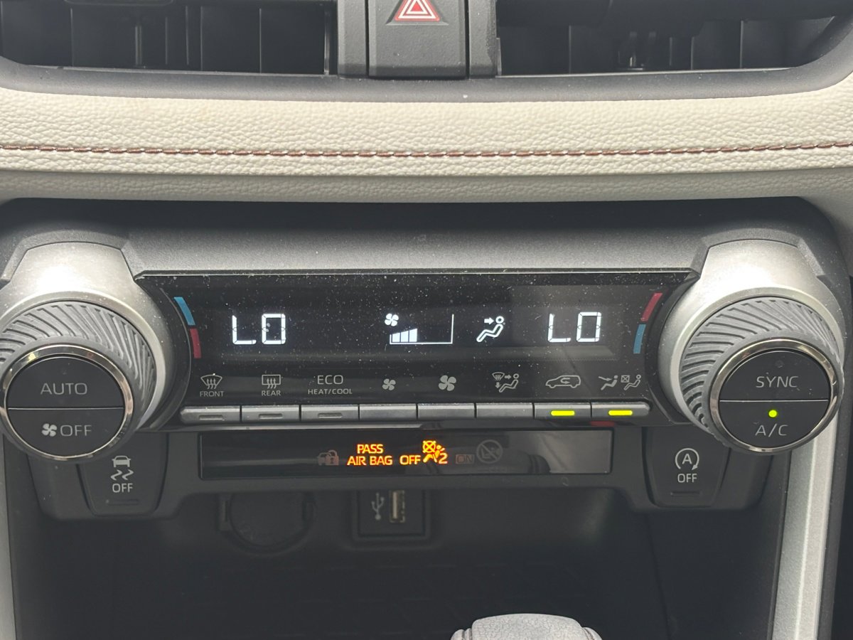 Used 2023 Toyota RAV4 XLE w/ Convenience Package FWD image 4
