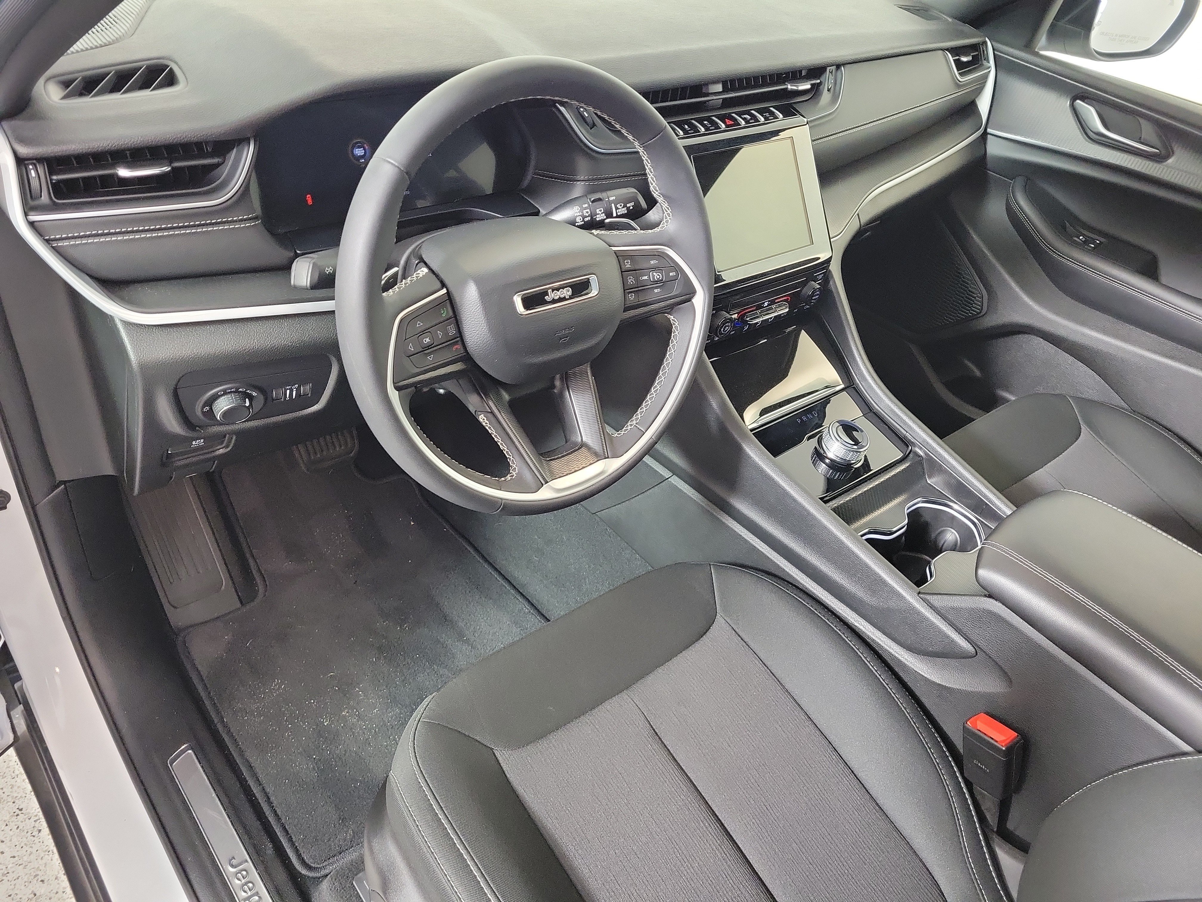 Used 2025 Jeep Grand Cherokee Laredo X RWD image 11