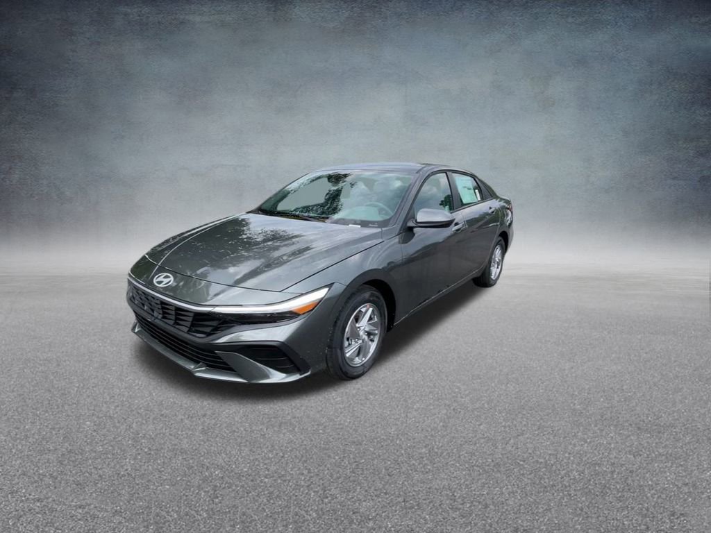 Used 2025 Hyundai Elantra SE image 8