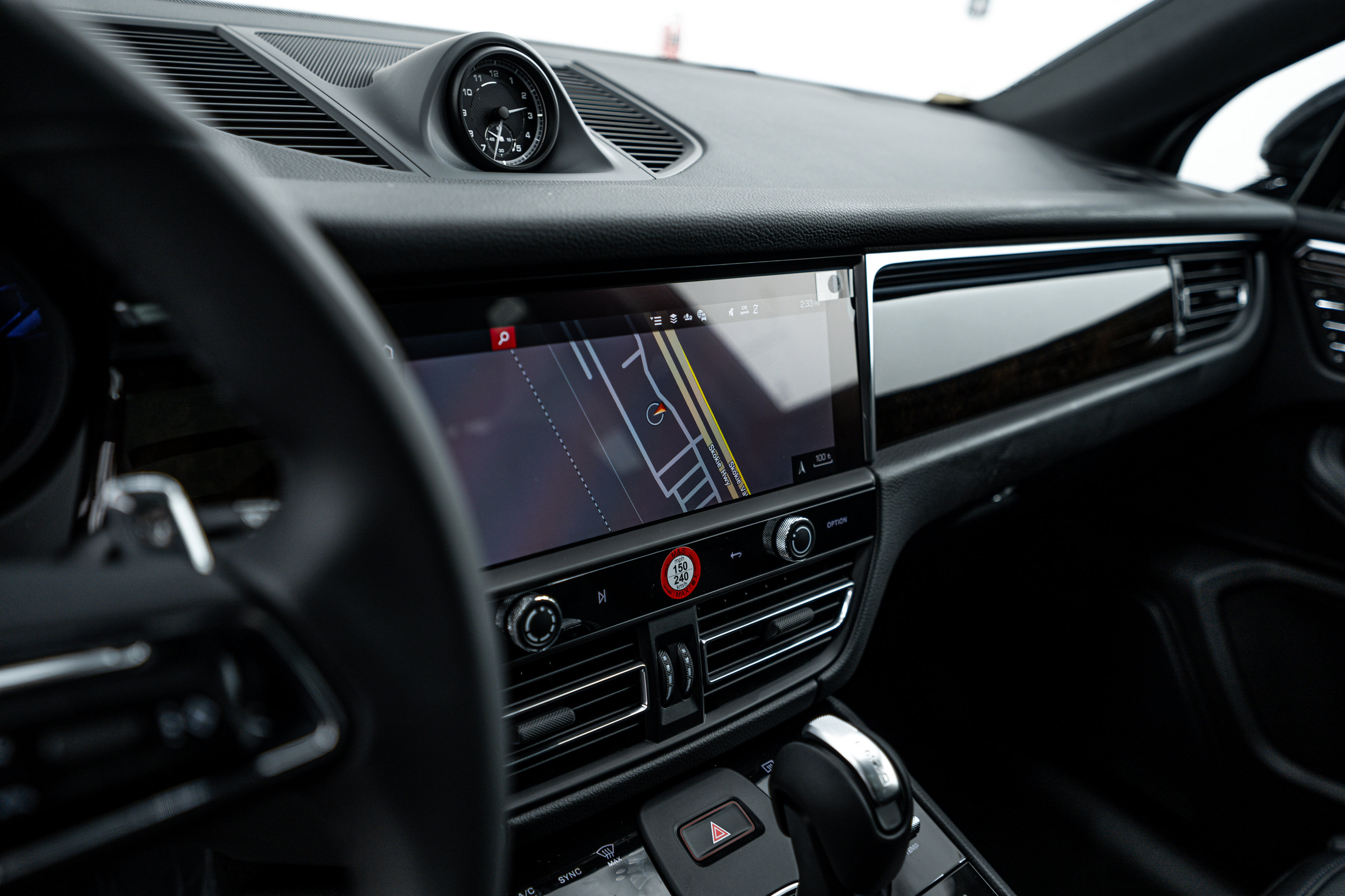 Certified 2026 Porsche Macan AWD/4WD image 15