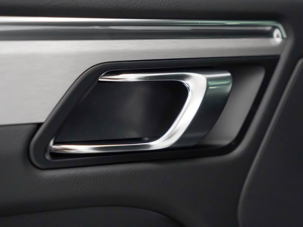 Certified 2026 Porsche Macan AWD/4WD image 15